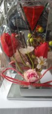 0195 glazen decoratie met rode tulpen